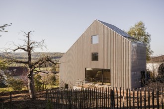 Casă prefabricată, minimalistă, ascunde interioare spațioase și luminoase