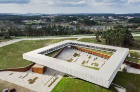 Arhitectura suspendata a Parcului Tehnologic Obidos incadreaza peisajul portughez