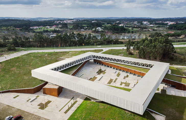 Arhitectura suspendata a Parcului Tehnologic Obidos incadreaza peisajul portughez