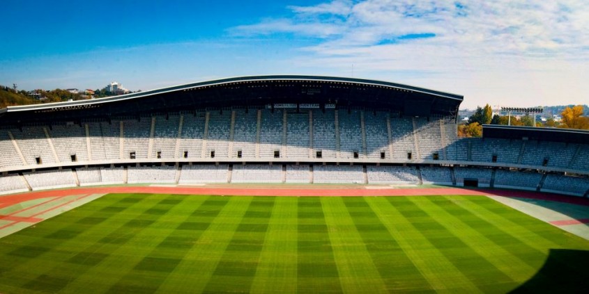 Cum să alegi tipul potrivit de teren sportiv: gazon natural sau sintetic?