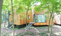 O casă construită în jurul arborilor existenți după o metodă matematică Protejata de vegetatia unei gradini