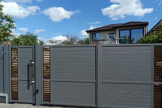 Poarta din aluminiu HERA – profil prismă patrulateră, design și durabilitate