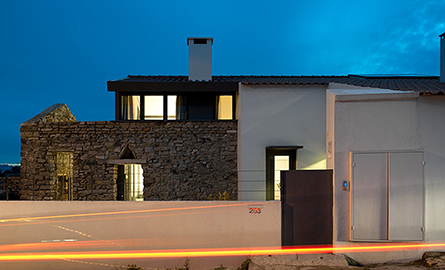 Casa Cabrela, locuinta moderna invaluie ruinele din piatra
