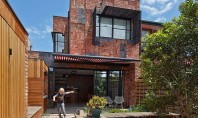 Casa „Cubo” extindere cu materiale refolosite din aceeasi casa Biroul de proiectare australian PHOOEY Architects a