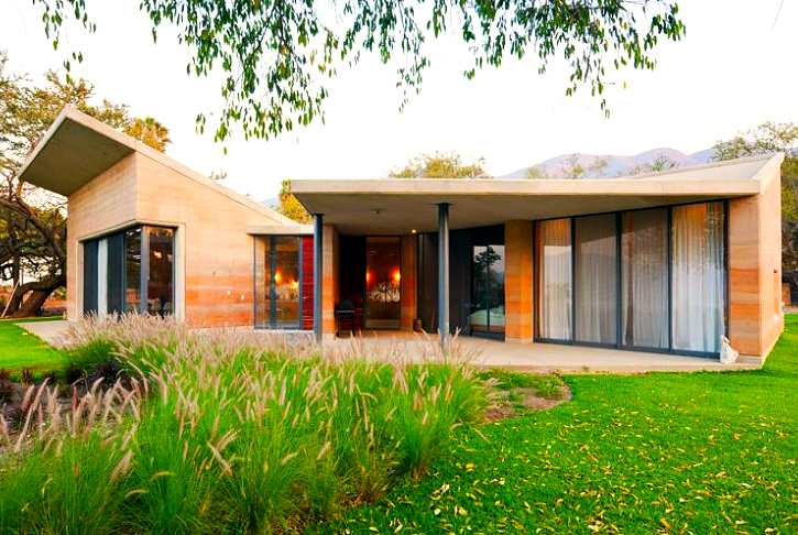 O casă durabilă și eficientă energetic cu pereți din lut nears