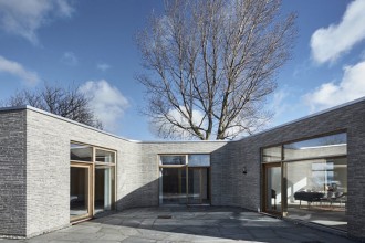 Formele sculpturale ale unei vile, definite de cărămizi curbe 