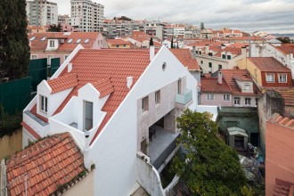 O locuinţă renovată pentru a reface relaţia dintre interior şi exterior