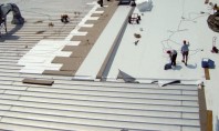 Soluții pentru recondiționarea acoperișurilor din metal Sistemele Sika adecvate pentru recondiţionarea acoperişurilor existente din metal se