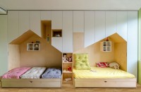 Un dormitor pentru copii cu suficient spațiu de depozitare