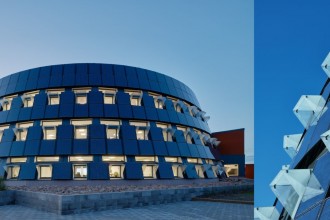 Anvelopantă unei clădiri circulare, realizată din panouri solare