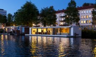 O casa plutitoare pe raul Amstel Proiectata de echipa +31 Architects casa plutitoare Weesperzijde este o
