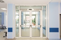 Creează o atmosferă primitoare în spital prin alegerea unor uși automate cu un design aparte