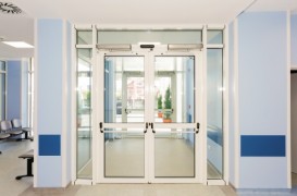 Creează o atmosferă primitoare în spital prin alegerea unor uși automate cu un design aparte