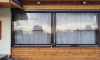 Sisteme eficiente pentru închiderea terasei Rulourile cu folie transparentă pentru închidere terasă pot fi acționate în