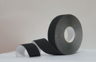 Soluția simplă pentru siguranță maximă: benzile adezive antiderapante