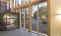 Tâmplăria din lemn stratificat pentru o locuință modernă Usile de acces usi glisante ferestre pereti cortina