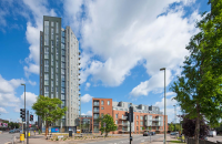 Smart design &icirc;n spații comerciale: avantajele ușilor din aluminiu de exterior