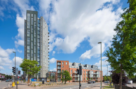 Smart design &icirc;n spații comerciale: avantajele ușilor din aluminiu de exterior