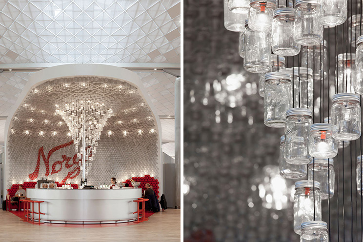 Peste 4.000 de borcane din sticlă folosite pentru pereții și tavanul unui bar