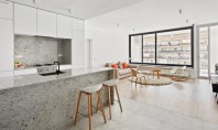 Un apartament amenajat cu granit gri și ziduri albe stălucitoare