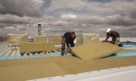 Izolarea unui acoperiș plat – materiale avantaje recomandări practice Cu toate că acoperișurile plate pot părea