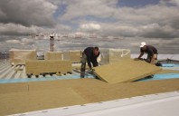 Izolarea unui acoperiș plat – materiale, avantaje, recomandări practice