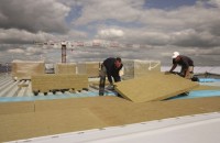 Izolarea unui acoperiș plat – materiale, avantaje, recomandări practice