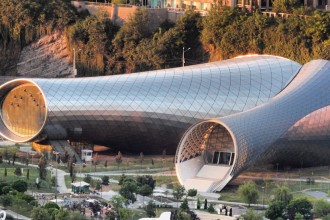 Un teatru din Tbilisi este asemeni unui periscop ce se deschide spre capitala Georgiei