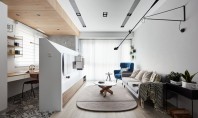 Un perete cu dublu rol separă un mic birou de camera de zi a apartamentului