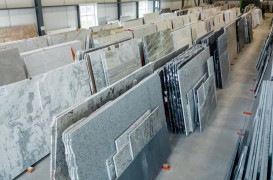 C&acirc;t costă piatra naturală &icirc;n 2026? Prețuri pe mp + factori de cost