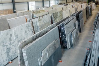 C&acirc;t costă piatra naturală &icirc;n 2026? Prețuri pe mp + factori de cost