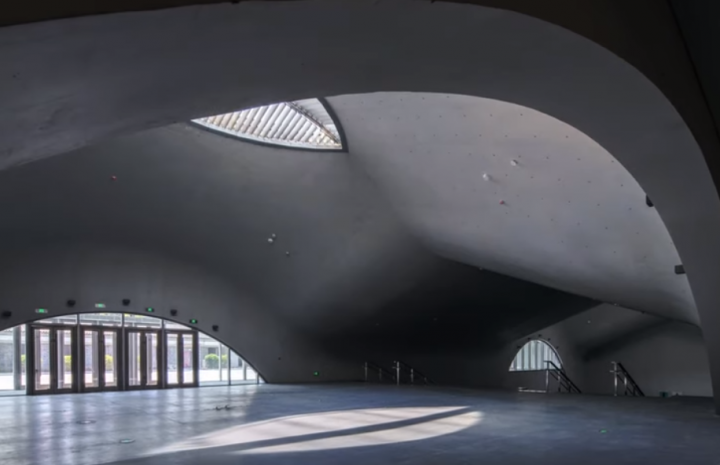 Un muzeu subteran cu acoperiș vălurit din beton