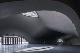 Un muzeu subteran cu acoperiș vălurit din beton