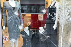 De ce să alegi foliile de securizare și antiefracție? Soluția eficientă pentru protecția geamurilor