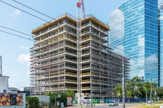 Siguranță fără compromis pe șantier: sistemul EPS de protecție la margine