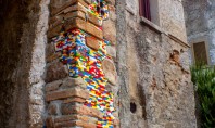 Acest artist repară clădiri în paragină din întreaga lume cu piese Lego (Foto) Ziduri si alte