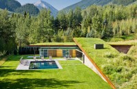 O casă acoperită cu pământ şi vegetaţie pentru un plus de eficienţă