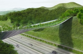 Un pod cu vegetație ține la distanță animalele sălbatice de o autostradă aglomerată