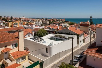 O casă ca o fortăreaţă cu o generoasă curte interioară