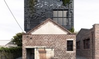 O cutie neagra din metal pluteste desupra unei constructii din caramida Echipa de proiectare australiana DKO