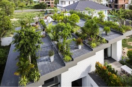 O terasă plină de vegetație amenajată pe acoperișul casei