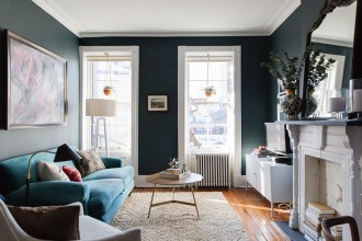Interioare contemporane cu elemente tradiționale &icirc;ntr-o casă din Brooklyn Heights