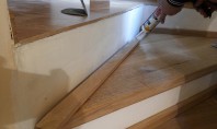 Montaj trepte cu "nas" din lemn masiv de stejar Inainte de montajul treptelor din lemn trebuie