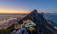 Această platformă transparentă din Gibraltar le oferă curajoșilor priveliști panoramice Structura a fost construita de studioul
