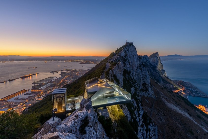 Această platformă transparentă din Gibraltar le oferă curajoșilor priveliști panoramice 