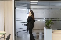 Descoperă foliile cu efect glacial și frosted pentru decorarea suprafețelor vitrate