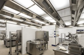 Ventilarea eficientă în bucătăria unui restaurant - avantajele unui plafon cu ventilație și recuperare de căldură