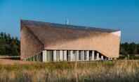 O casă de vacanţă cu acoperiş sculptural din stuf Casa Dune a fost proiectata de biroul
