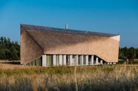O casă de vacanţă cu acoperiş sculptural din stuf 