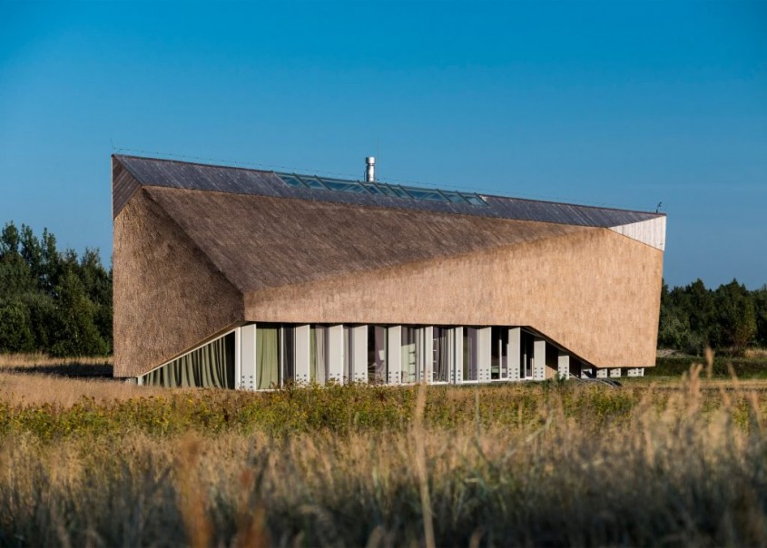 O casă de vacanţă cu acoperiş sculptural din stuf 